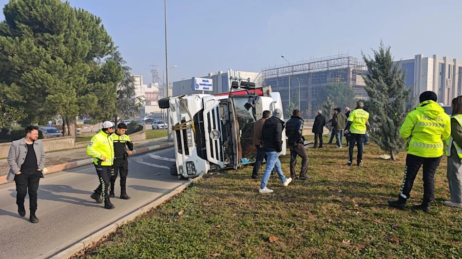 İnegöl de sunta yüklü TIR devrildi