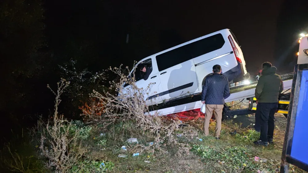 Alanyurt Mesudiye bağlantı yolunda minibüs dereye uçtu!