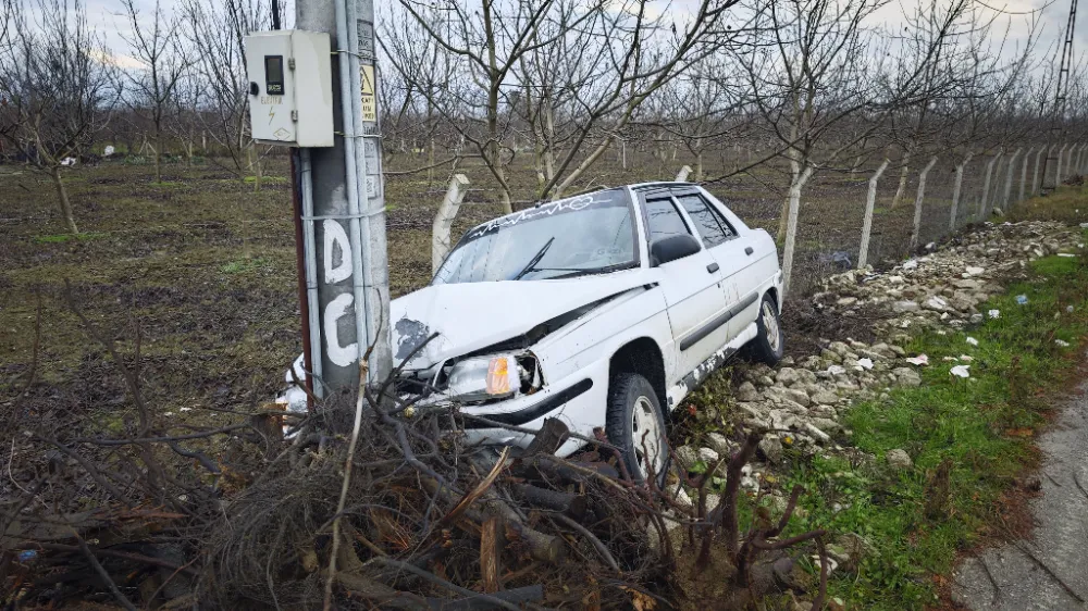 Elektrik Direğine Çarpan Otomobilde 2 Yaralı