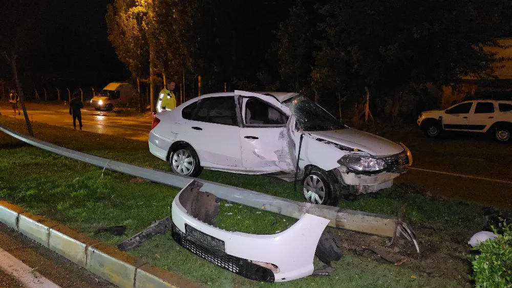 Elektrik direğine çarpıp orta refüje çıktı!