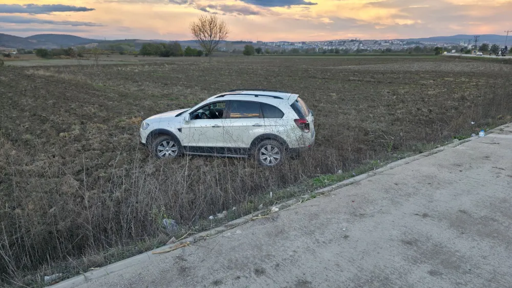 Servis minibüsü ile çarpışan cip tarlalık alana uçtu