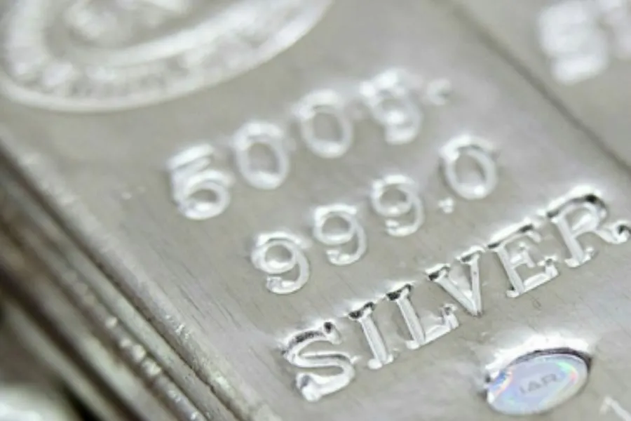 Altını tahtından etti!