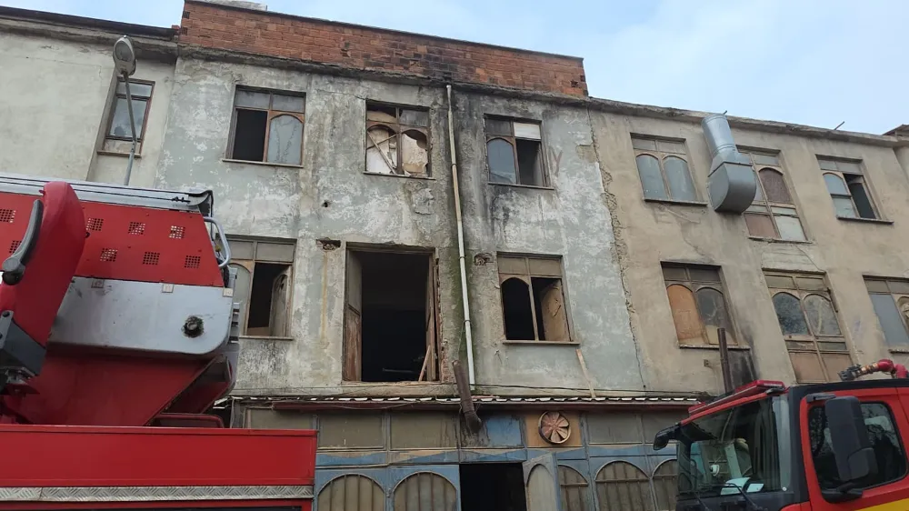 Mobilya imalathanesinde yangın paniği!