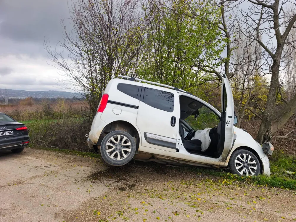 İnegöl’ün Yeniceköy Mahallesi’nde Hafif Ticari Araç Ağaca Çarptı: 4 Yaralı