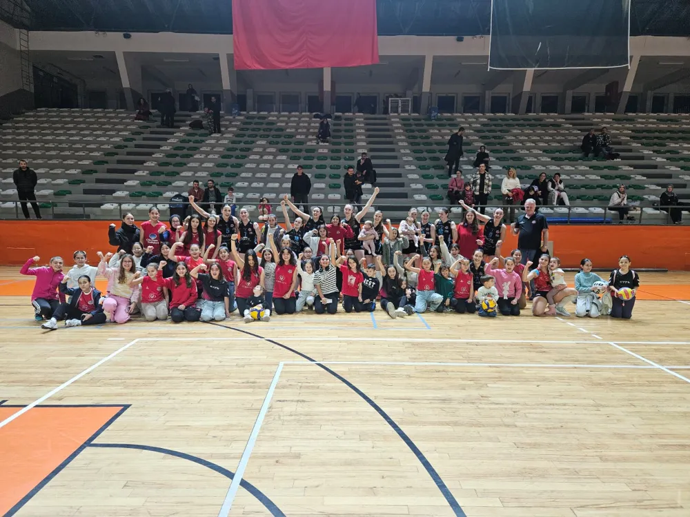 Orhaniye Voleybol Play-Off yolunda hız kesmiyor