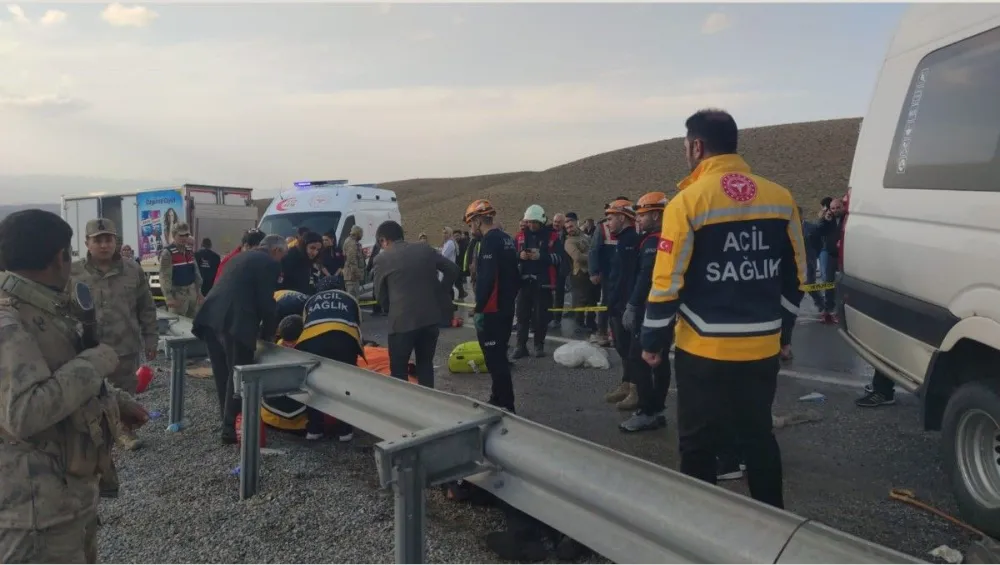 Minibüsle kamyonet çarpıştı: 6 ölü, 8 yaralı
