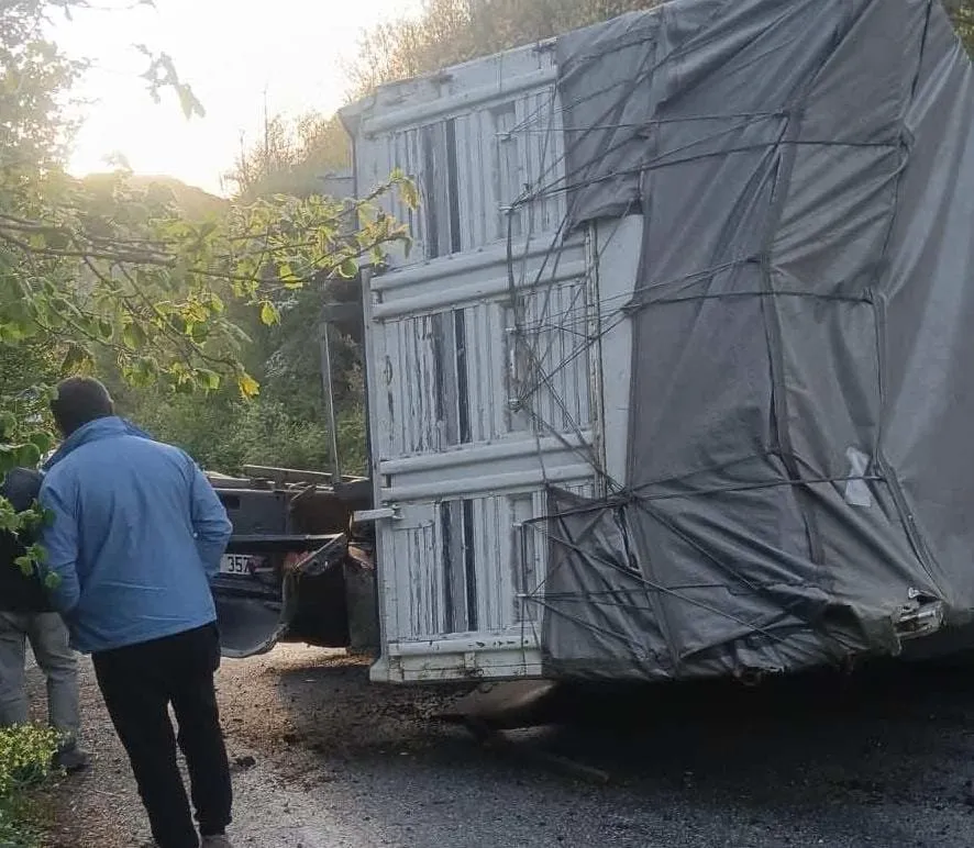 Cam yüklü kamyonun kasası yerinden koparak devrildi! Camlar yola saçıldı, yol trafiğe kapandı...