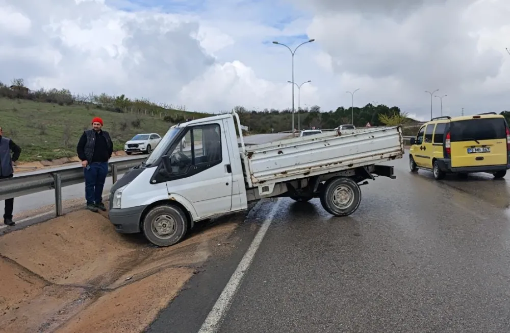 İnegöl’de Kamyonet Aydınlatma Direğine Çarptı, Sürücü Yaralandı