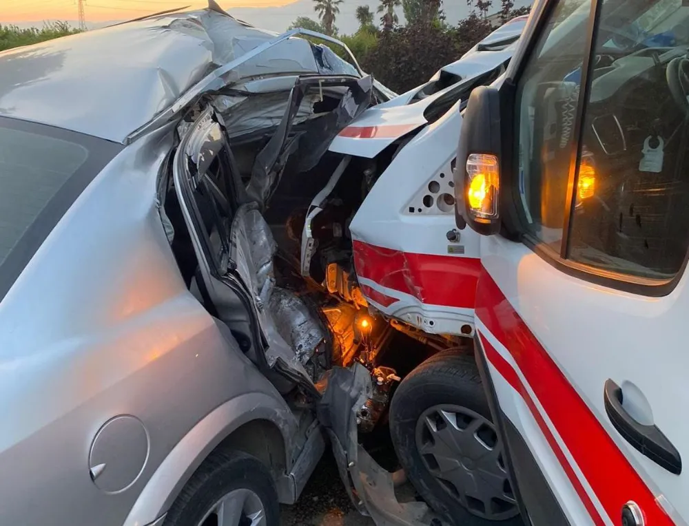 Ambulans ile otomobil çarpıştı, yaralılar var!
