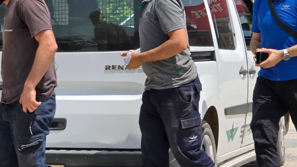 2 işini çalışırken elini makineye kaptırdı!