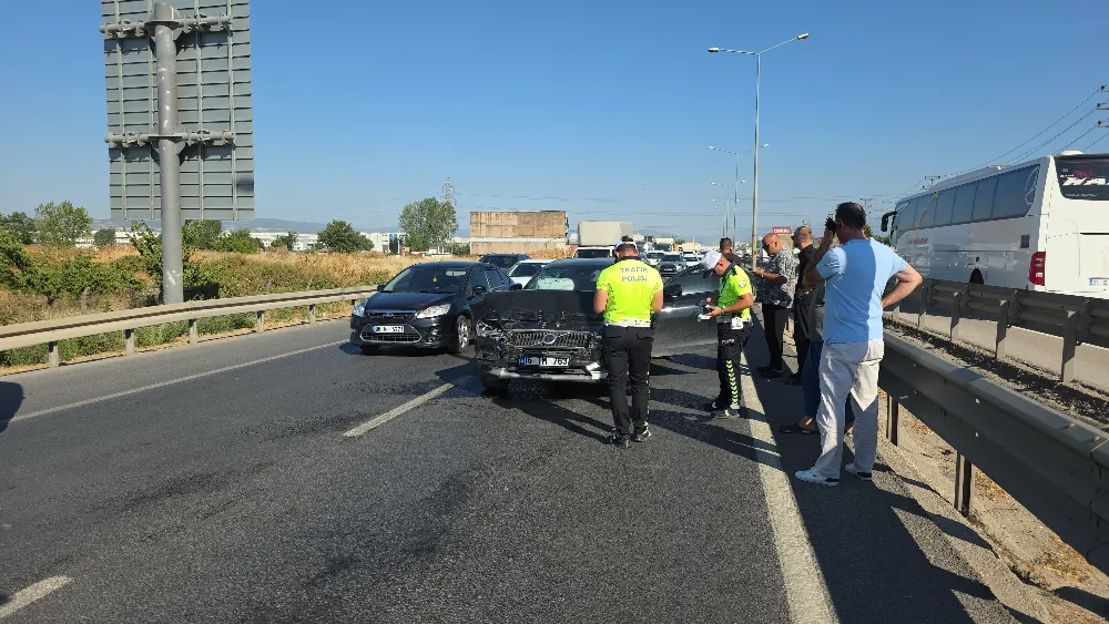 Kamyonet otomobile arkadan çarptı;  2 yaralı!