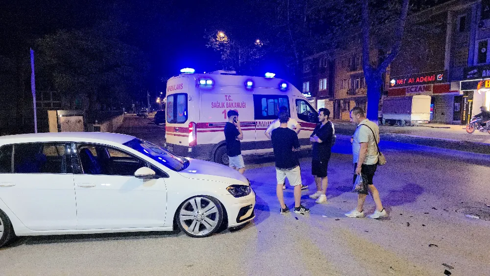 Hız kesiciye kontrolsüz giren motosikletli kaza yaptı!